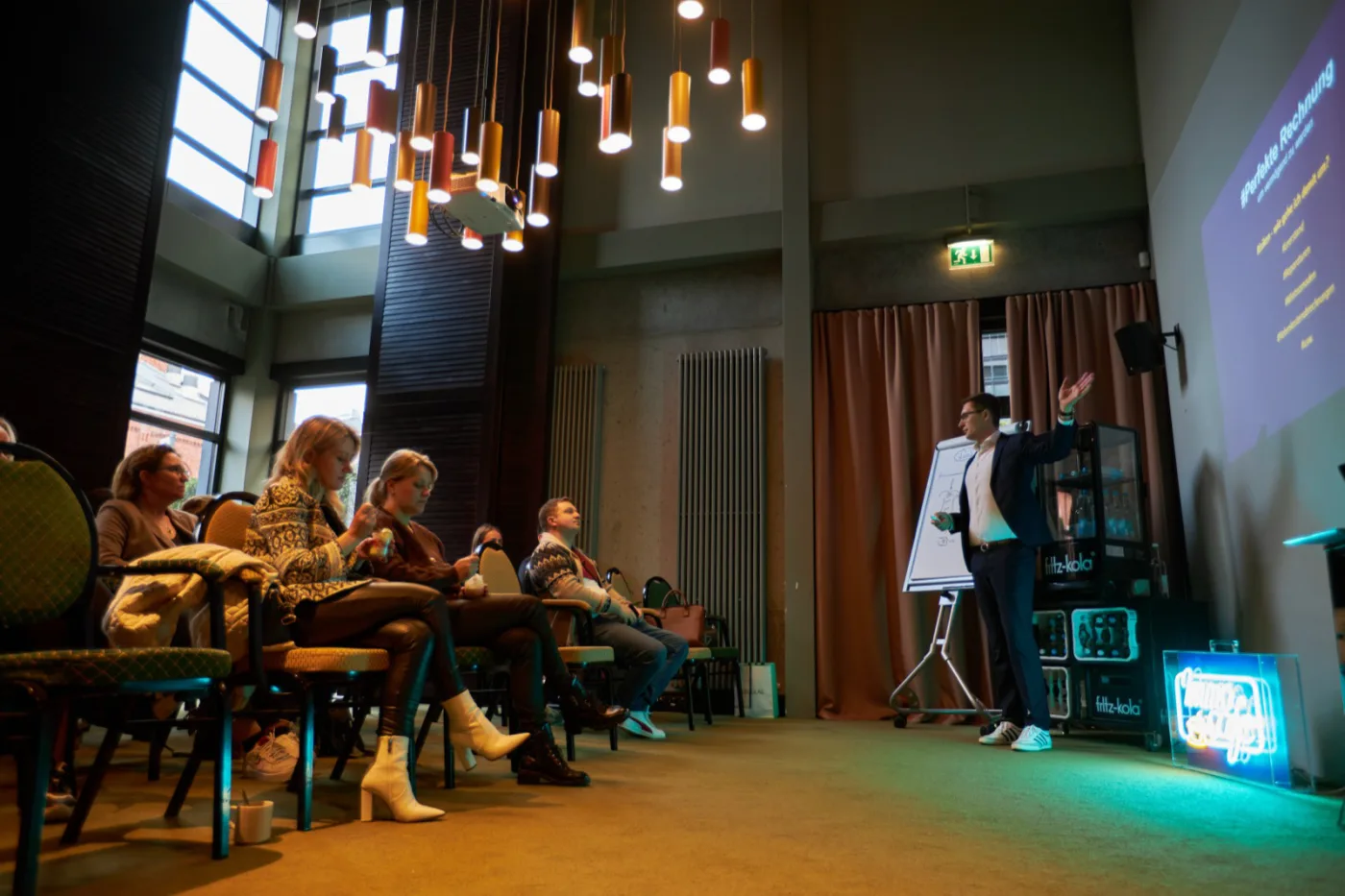 ImmoCafé-Veranstaltung: Vladimir Ponkrashov präsentiert vor Teilnehmern