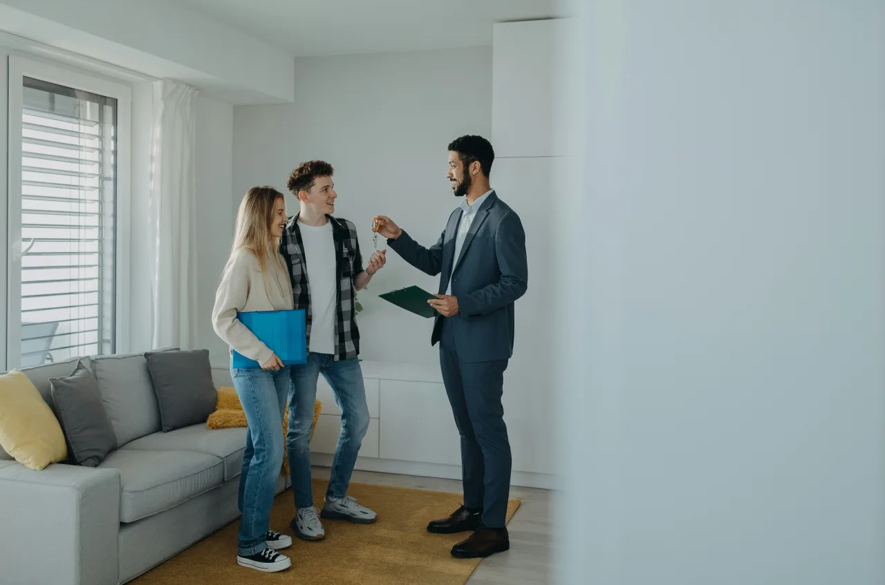 Berater im Gespräch mit einem Paar bei einer Immobilienberatung