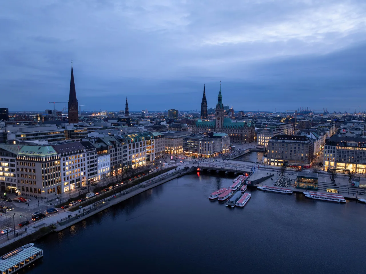 Blick auf die Alster in Hamburg, ruhiges Tageslicht
